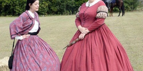 hoop-skirted-ladies-1465447.jpg